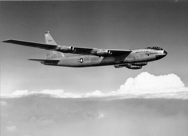 Phiên bản XB-52 Stratofortress được bay thử vào năm 1953