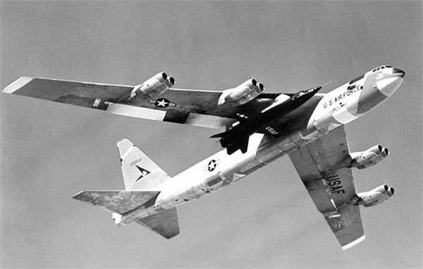 Ngoài bom và tên lửa, với trần bay của mình B-52 còn được sử dụng như tàu mẹ để phóng các máy bay khác nhằm lợi dụng tốc độ ban đầu, trong hình là X-15 chuẩn bị cất cánh từ B-52