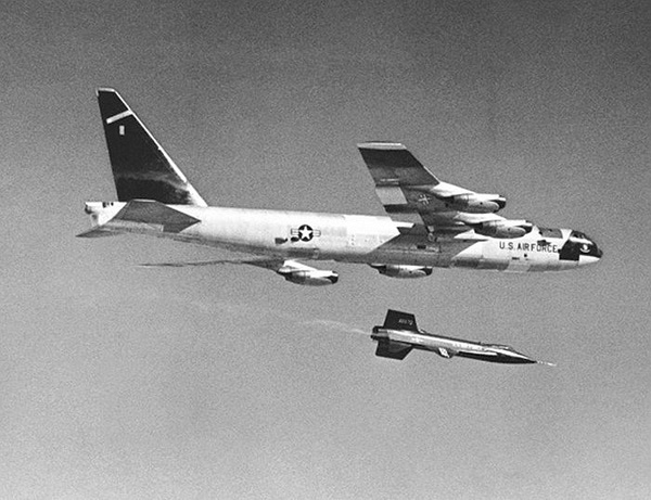 Hình ảnh X-15 rời bệ từ độ cao 13km và vận tốc ban đầu đã hơn 800 km/h được chụp năm 1959