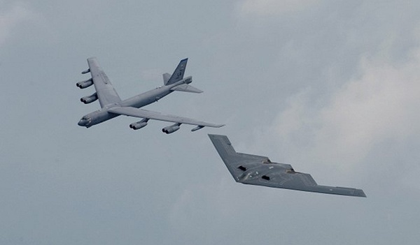Pháo đài bay B-52 sánh vai cùng máy bay ném bom thế hệ mới B-2 Spirit của Không quân Mỹ