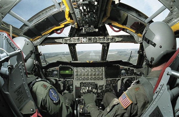 Khung cảnh bên trong buồng lái của B-52 khi chuẩn bị hạ cánh xuống đường băng Căn cứ không quân Tinker, Oklahoma