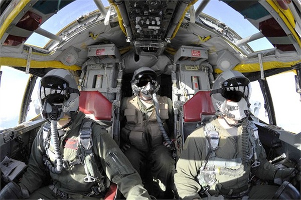 Tổ lái của B-52 gồm chỉ huy, phi công, sĩ quan theo dõi radar, sĩ quan hoa tiêu và sĩ quan tác chiến điện tử