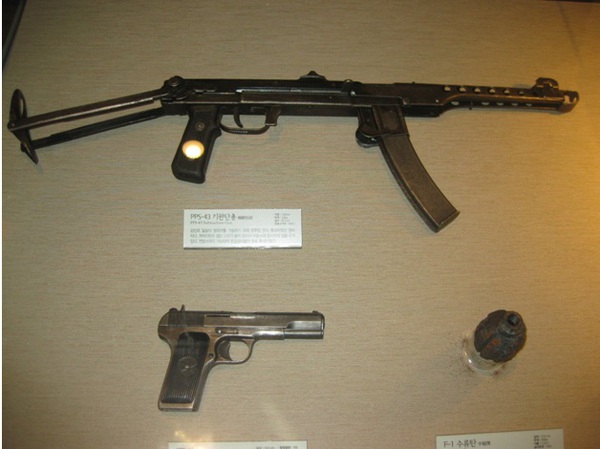 Khẩu PPS-43 và khẩu súng ngắn TT-30 tại bảo tàng Hàn Quốc.