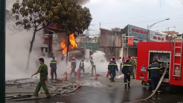 Hiện trường vụ cháy tại cây xăng số 2B Trần Hưng Đạo, Hà Nội
