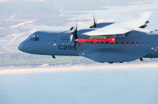 C-295MPA thiết kế hoàn toàn dựa trên khung thân C-295 vận tải với một số sửa đổi phù hợp với vai trò tuần tra biển. C-295MPA thiết kế với 6 giá treo vũ khí mang được ngư lôi chống ngầm và tên lửa chống tàu mặt nước (trong ảnh).