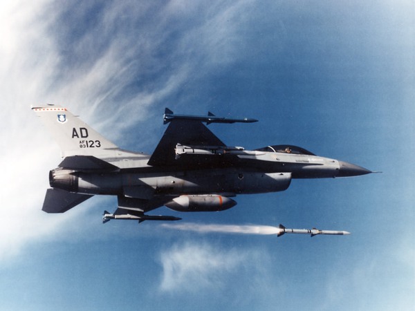 
	Máy bay chiến đấu F-16