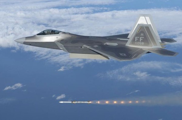 Khi không chiến, F-22 mang được 6 tên lửa tầm trung AIM-120 và 2 tên lửa tầm ngắn AIM-9. Trong ảnh là tiêm kích F-22 phóng tên lửa AIM-120.