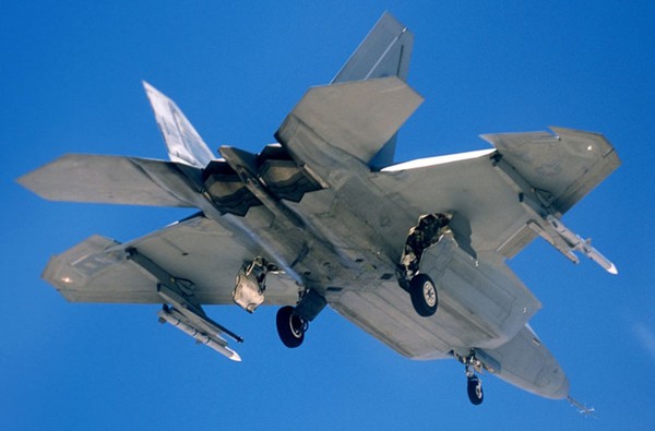 F-22 cũng có khả năng mang thêm vũ khí trên các giá treo bên ngoài nhưng giảm khả năng tàng hình.