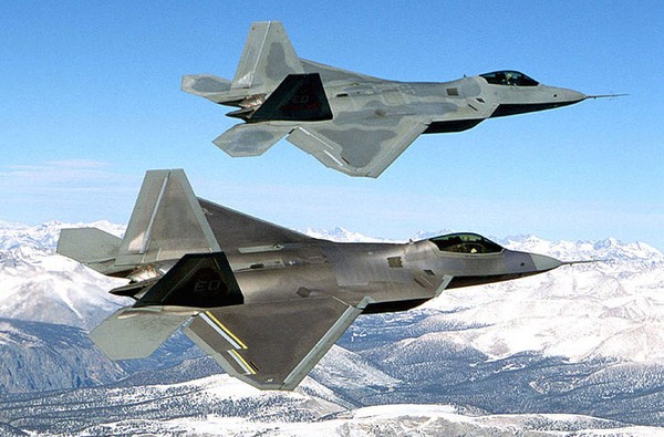 F-22 thiết kế với công nghệ tàng hình tiên tiến, giúp nó khó bị phát hiện bởi các hệ thống radar trinh sát đối phương.