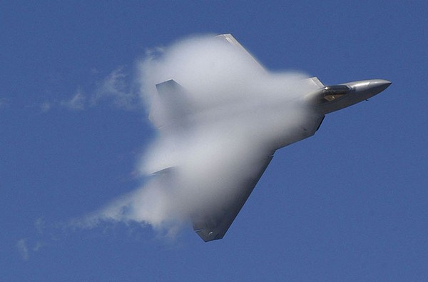 F-22 có khả năng đạt tốc độ tối đa 2.600km/h, tầm bay 2.960km, trần bay 15.000m. Đặc biệt, F-22 là một trong số ít máy bay trên thế giới có khả năng đạt vận tốc siêu âm mà không dùng đốt nhiên liệu lần 2.