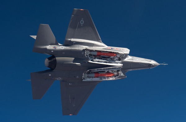 Tiêm kích tàng hình F-35 thiết kế với khoang vũ khí trong thân nhằm tối ưu khả năng tành hình trước radar đối phương. Khoang trong thân mang được tối đa 4 tên lửa đối không tầm trung AIM-120, AIM-9 hoặc 2 tên lửa đối không, 2 tên lửa đối đất hoặc 4 bom có điều khiển.