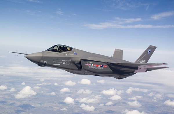 F-35 được phát triển với 3 biến thể chính, chủ yếu là phù hợp với phương án cất hạ cánh trên đường băng thường, hay trên hạm tàu. Trong ảnh là biến thể cất hạ cánh thông thường F-35A dự kiến trang bị Không quân Mỹ và các nước khác trên thế giới. Đây được xem là biến thể nhỏ nhất, nhẹ nhất, rẻ nhất (122 triệu USD/chiếc) trong “gia đình nhỏ” F-35.