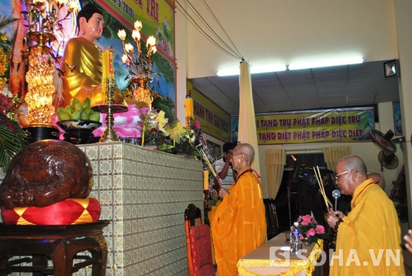 
	Chư tôn đức Hội đồng Thập sư thắp hương thỉnh Phật chứng minh cho các giới tử cầu giới pháp Bồ tát xuất gia