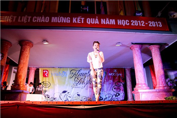 	Sự xuất hiện của nữ ca sĩ “Cải bắp” Lưu Hương Giang đã khiến sân khấu ngoài trời trong đêm dạ hội prom của teen Nguyễn Bỉnh Khiêm nóng hơn bao giờ hết.
