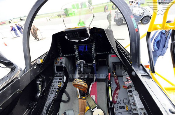 “Nội thất tiện nghi” của buồng lái JAS-39 Gripen chỉ gồm bảng điều khiển với màn hình tinh thể lỏng đa năng giúp phi công dễ dàng nắm rõ tình trạng vũ khí, thông số bay….