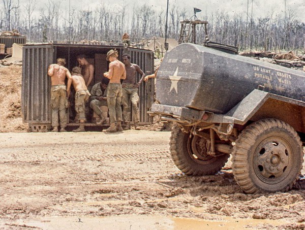 Lính Mỹ bên một container hàng hóa.