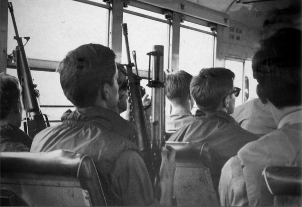 Lính Mỹ trên xe buýt quân đội.