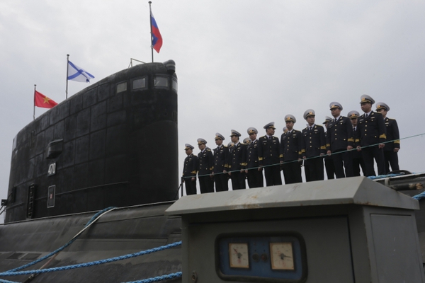 Tàu ngầm Hà Nội treo 3 lá cờ, cờ tổ quốc Việt Nam, cờ Hải quân Nga và cờ tổ quốc của Liên Bang Nga, thể hiện tình hữu nghị giữa quân và dân Việt Nam - Liên Bang Nga.