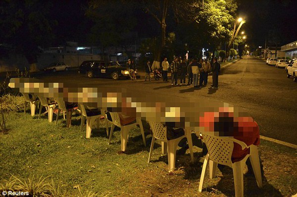 
	Xác của các nạn nhân được đặt trên ghế tại thành phố Uruapan thuộc bang Michoacan của Mexico.