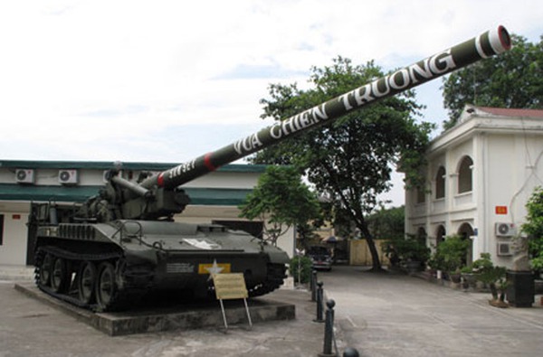 Pháo tự hành M107  được Quân đội Nhân dân Việt Nam thu giữ từ quân đội Sài Gòn sau 1975. Đây là loại pháo do Mỹ sản xuất, thiết kế với một nòng pháo cỡ 175mm có thể đạt tầm bắn xa tới 34km với đạn thông thường. Xét về cỡ nòng thì M107 được coi là pháo tự hành cỡ nòng lớn nhất Đông Nam Á. Ngày nay, M107 phục vụ hạn chế trong lực lượng pháo binh Việt Nam.