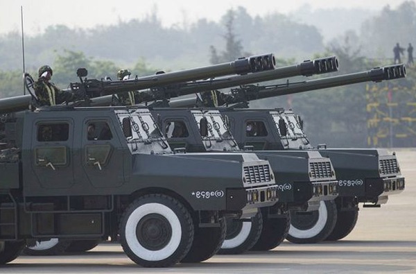 Pháo tự hành SH-1 do Trung Quốc sản xuất, được trang bị chủ yếu trong Quân đội Myanmar. Trong ảnh là đội hình pháo SH-1 tại cuộc duyệt binh của Quân đội Myanmar năm 2013.