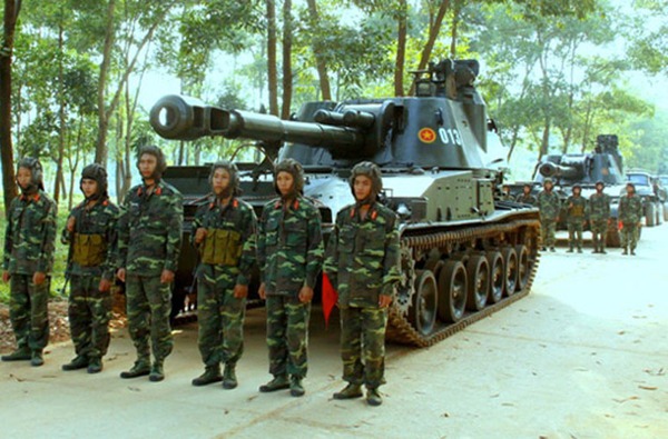 Ngoài M107, lực lượng pháo binh Việt Nam còn có sự phục vụ của số lượng pháo tự hành 2S3 Akatsiya (Việt Nam gọi là SU-152) được Liên Xô viện trợ từ những năm 1980. Trong ảnh là đội hình xe tập hợp chuẩn bị chiếm lĩnh trận địa trong cuộc diễn tập tại Lữ đoàn Pháo binh 45.