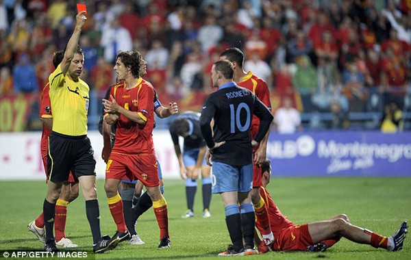 
	Rooney từng nhận thẻ đỏ ở cuộc đối đầu với Montenegro cách đây 17 tháng