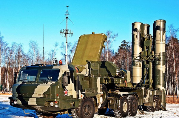 Hệ thống tên lửa phòng không di động cấp chiến lược tầm cao S-400 Triumf (định danh của NATO là SA-21 Growler) do Phòng thiết kế tên lửa NPO Almaz (Nga) nghiên cứu phát triển từ nền tảng S-300.