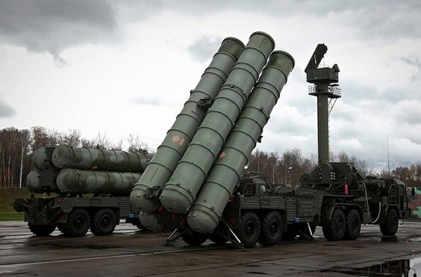 S-400 Triumf “bỏ xa” một số hệ thống tên lửa phòng không hiện đại trên thế giới về khả năng phát hiện mục tiêu ở khoảng cách tối đa 600 km, gấp 6 lần hệ thống Patriot (Mỹ). Cùng một lúc, S-400 có thể theo dõi 300 mục tiêu, gấp 3 lần so với Patriot, bắn hạ đồng thời 32 mục tiêu, gấp 5 lần so với Patriot và dẫn đường cho 72 tên lửa, gấp 12 lần so với Patriot.