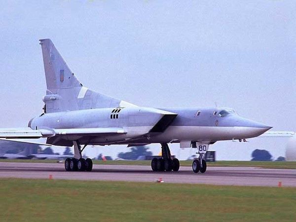 Với kết cấu cánh cụp, cánh xòe linh động, Tu-22 được Liên Xô ra mắt từ thời chiến tranh Lạnh. Ở phiên bản nâng cấp Tu-22M3, dòng máy bay ném bom siêu thanh này có tầm hoạt động đạt 7.000km và có thể mang theo 24 tấn vũ khí (bom và tên lửa).