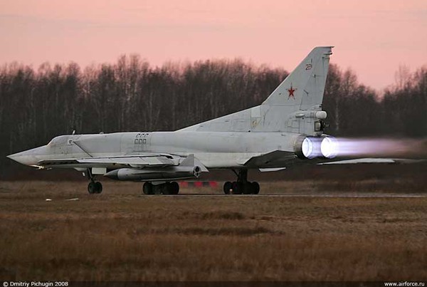 Chiến đấu cơ Tu-22M3 có tầm hoạt động: 7.000 km; Trần bay: 13.300 m; Tốc độ lên: 15 m/s.