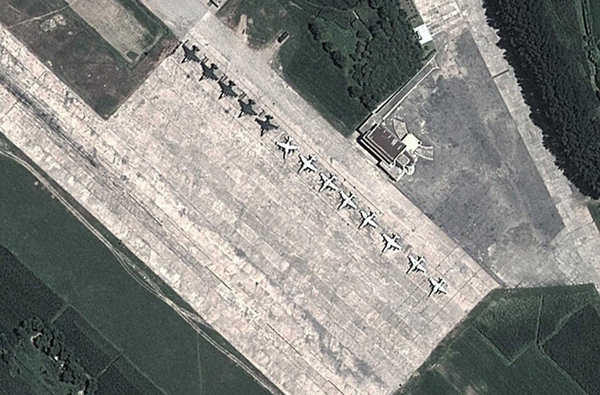 Giai đoạn 1987-1989, chính phủ Triều Tiên đã ký thỏa thuận với Liên Xô mua 36 chiếc cường kích Su-25. Tính từ thời điểm đó tới tận ngày nay, Su-25 là loại máy bay cường kích mạnh nhất, hiện đại nhất nước này. Trong ảnh là hình ảnh từ vệ tinh Google Earth cho thấy một số chiếc Su-25 ở căn cứ không quân Triều Tiên.