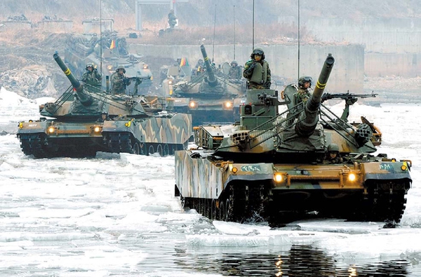 Lực lượng tăng – thiết giáp Lục quân Hàn Quốc trang bị tới 2.300 chiếc xe tăng, trong đó chiếm hơn một nửa là xe tăng chiến đấu K1 88 do nước này tự phát triển. Xe tăng K1 thiết kế dựa trên loại xe tăng M1 Abrams của Mỹ, trang bị nòng pháo cỡ 105mm. Xe được tích hợp hệ thống điều khiển hỏa lực cho phép đạt độ chính xác 90% trong phát bắn đầu tiên.