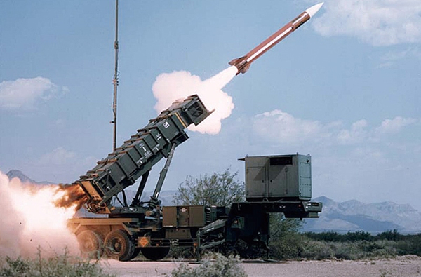 “Át chủ bài” mạng lưới phòng không Hàn Quốc, hệ thống tên lửa tầm xa Patriot PAC-2 GEM/T do hãng Raytheon (Mỹ) sản xuất. PAC-2 GEM/T trang bị đạn tên lửa cho phép đánh chặn mục tiêu (máy bay, tên lửa đạn đạo) ở tầm tới 160km, độ cao 24,2km.