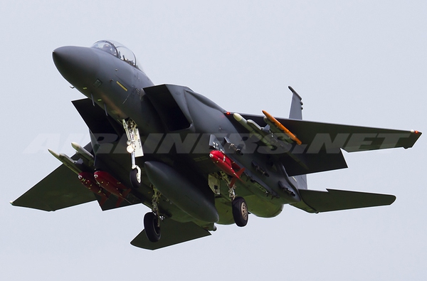 Tiêm kích đa năng F-15K Slam Eagle được Hàn Quốc mua của Mỹ năm 2002 (số lượng 60 chiếc). F-15K phát triển dựa trên F-15E với những cải tiến mạnh về hệ thống điện tử, radar và vũ khí tấn công tầm xa chính xác cao (như AGM-84E SLAM; AGM-84H Block II và JASSM).