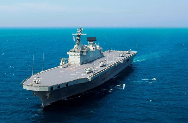 Tàu đổ bộ đa năng lớn nhất Hàn Quốc lớp Dokdo có lượng giãn nước 18.800 tấn. Con tàu có khả năng chở tới 720 lính, 6 xe tăng và 7 xe đổ bộ. Ngoài ra, trên boong tàu chở được tới 15 trực thăng săn ngầm hoặc vận tải đa năng.