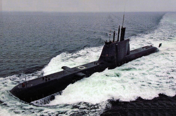 Tàu ngầm tấn công tối tân lớp Son Wol-il U214 có lượng giãn nước 1.860 tấn (khi lặn), có khả năng phóng tên lửa hành trình chống tàu tầm ngắn Harpoon.