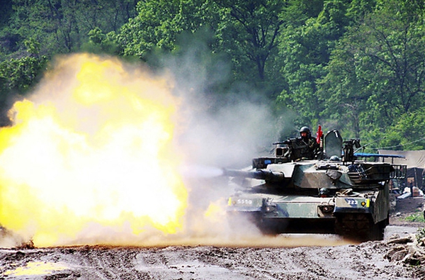 Năm 2001, Hàn Quốc bắt đầu sản xuất biến thể cải tiến K1A1 mạnh hơn với pháo cỡ nòng 120mm. Ngoài ra, nó còn được cải tiến hệ thống điều khiển hỏa lực và động cơ.