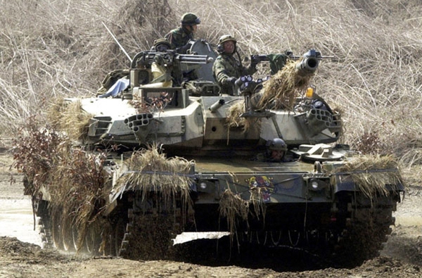 Hàn Quốc cũng đang trong quá trình phát triển xe tăng chiến đấu chủ lực “Báo đen” K2. Đây có thể coi là chiếc xe tăng mạnh nhất của Lục quân Hàn Quốc trong tương lai. Xe được tích hợp nhiều công nghệ giáp phòng vệ và hỏa lực tiên tiến nên có giá cực đắt, tới 8,5 triệu USD. Đơn giá này đưa K2 trở thành loại xe tăng đắt thứ 2 thế giới.