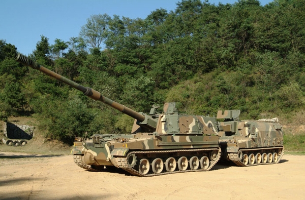 Pháo tự hành tiên tiến nhất của Hàn Quốc K9 Thunder cũng do nước này tự sản xuất để thay thế cho pháo M109A2K (Mỹ). K9 được đánh giá là có tốc độ bắn cao (6 phát/phút), tầm bắn xa, độ chính xác lớn.