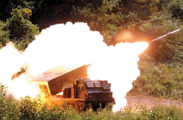 Pháo phản lực phóng loạt M270 là loại vũ khí có sức hủy diệt cao nhất của pháo binh Hàn Quốc. M270 có thể bắn 1 loạt 12 quả rocket trong 50 giây đi xa 32km tạo ra vùng sát thương tới 60.000 m2.