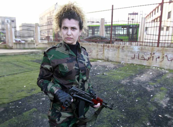 Một binh sĩ nữ thuộc Đội vệ binh quốc gia Syria tại trung tâm huấn luyện ở Wadi al-Dahab, Homs.