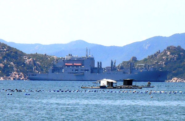 Tàu vận tải hàng khô USSN Amelia Earhart (T-AKE-6) của Hải quân Mỹ đã tới vịnh Cam Ranh (Khánh Hòa) vào sáng ngày hôm qua để sửa chữa, bảo dưỡng định vị tại Công ty TNHH một thành viên Đóng tàu Cam Ranh (thuộc Tập đoàn Công nghiệp tàu thủy Việt Nam).