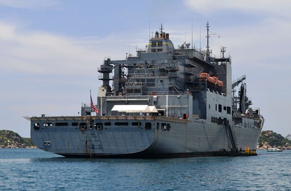 Trước đó, trong năm 2012, một chiếc tàu cùng lớp USNS Amelia Earhart mang tên Richard E. Byrd (T-AKE-4) cũng đã tới Cam Ranh để sửa chữa (trong ảnh).