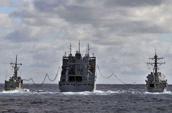 Trong ảnh là tàu USNS Amelia Earhart đang tiếp nhiên liệu cho tàu khu trục USS McCampbell (DDG-85) và khinh hạm HMAS Newcastle (FFFG-06) của Hải quân Hoàng gia Anh