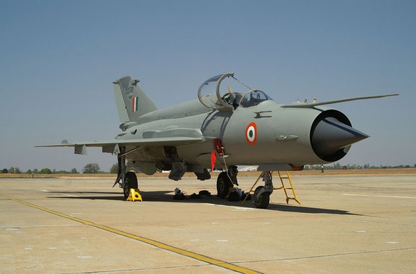 Thậm chí, phi công Ấn Độ từ lâu gọi những chiếc tiêm kích đánh chặn huyền thoại MiG-21 là “quan tài bay” vì độ an toàn thấp của nó.