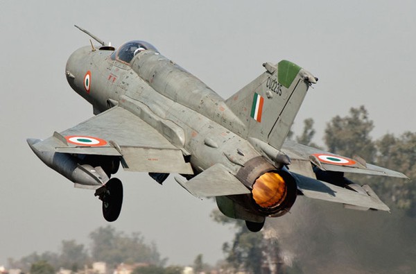 MiG-21 được xem là một trong những tiêm kích thành công nhất thế giới. Dù đã ra đời từ cách đây nửa thế kỷ, nhưng nó vẫn phục vụ phổ biến ở hàng chục quốc gia. Ấn Độ đưa vào sử dụng MiG-21 từ những năm 1960, tới ngày nay họ vẫn còn khoảng 260 chiếc loại này.