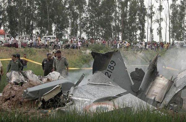 Hầu hết các vụ tai nạn liên quan tới MiG-21 được được giải thích là do “lỗi kỹ thuật và con người”. Nhưng các quan chức Nga (“cha đẻ” MiG-21) cho rằng, Ấn Độ đã mua phải linh kiện thay thể rởm từ các nhà cung cấp phụ tùng ngoài Nga. Đây có lẽ là sự giải thích khá hợp lý, vì ngoài Ấn Độ các nước khác dùng MiG-21 không xảy ra nhiều vụ tai nạn tới vậy.