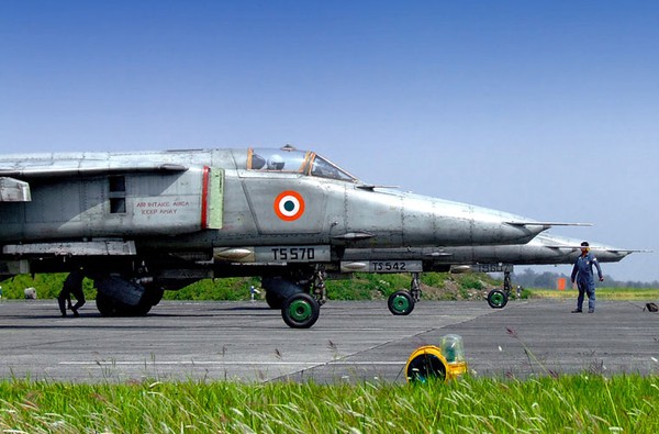 Loại máy bay thứ hai được xem là “quan tài bay” trong Không quân Ấn Độ là cường kích cơ cánh cụp cánh xòe MiG-27. Ấn Độ đang duy trì khoảng 120 chiếc loại này.