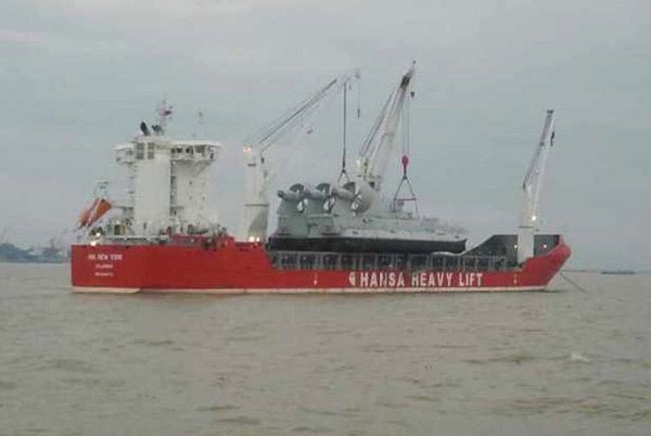 Tàu đệm khí dự án 958 đầu tiên cập cảng Trung Quốc.